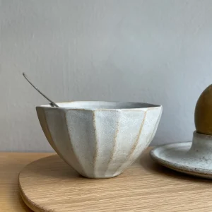 Liten tummad skål, grå fasett